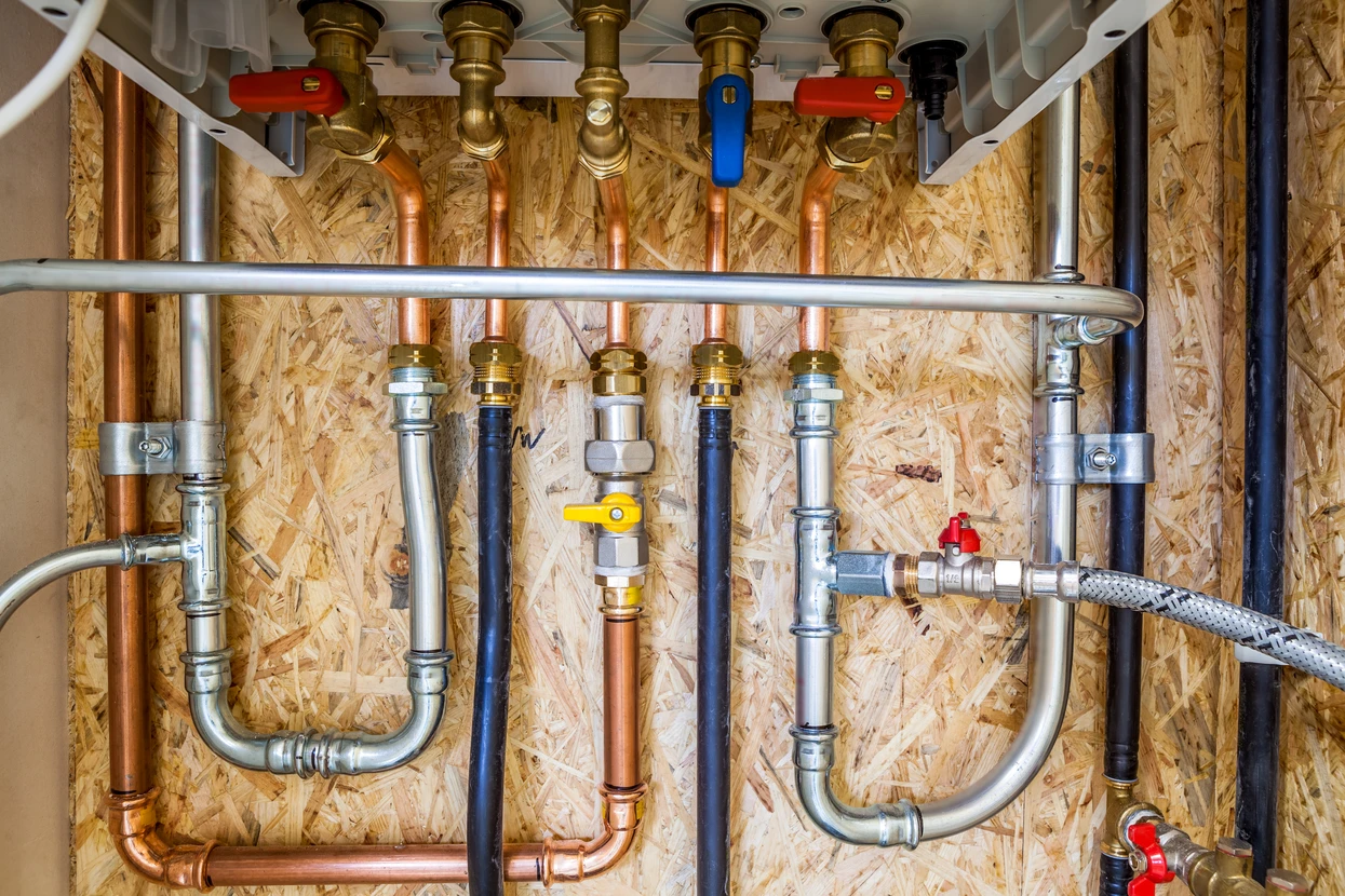Installation de plomberie professionnelle avec manifold de distribution d'eau