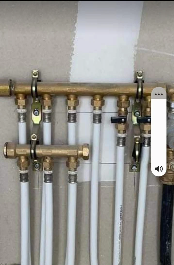 Installation de plomberie en apparent sur mur en placo
