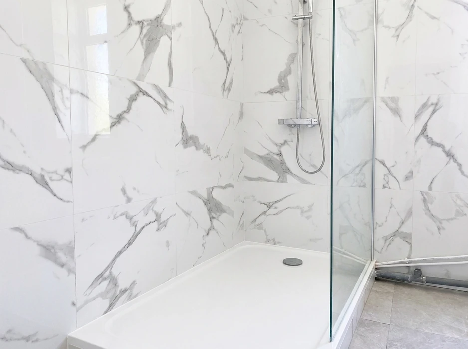 Douche à l'italienne avec receveur blanc et paroi en verre trempé coulissante