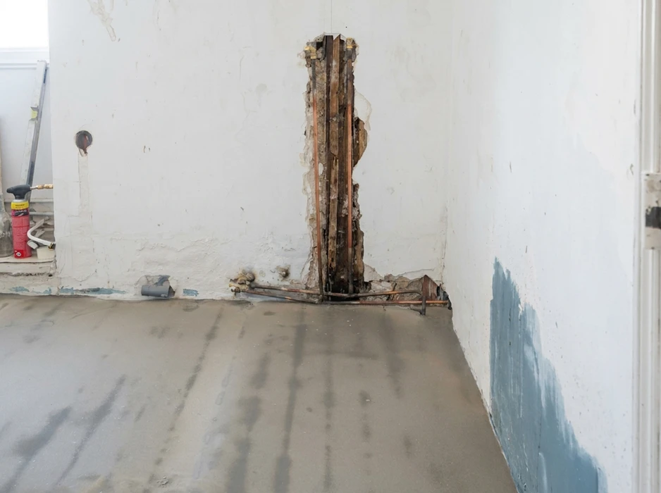 Intérieur en rénovation, pièce vide au sol béton brut