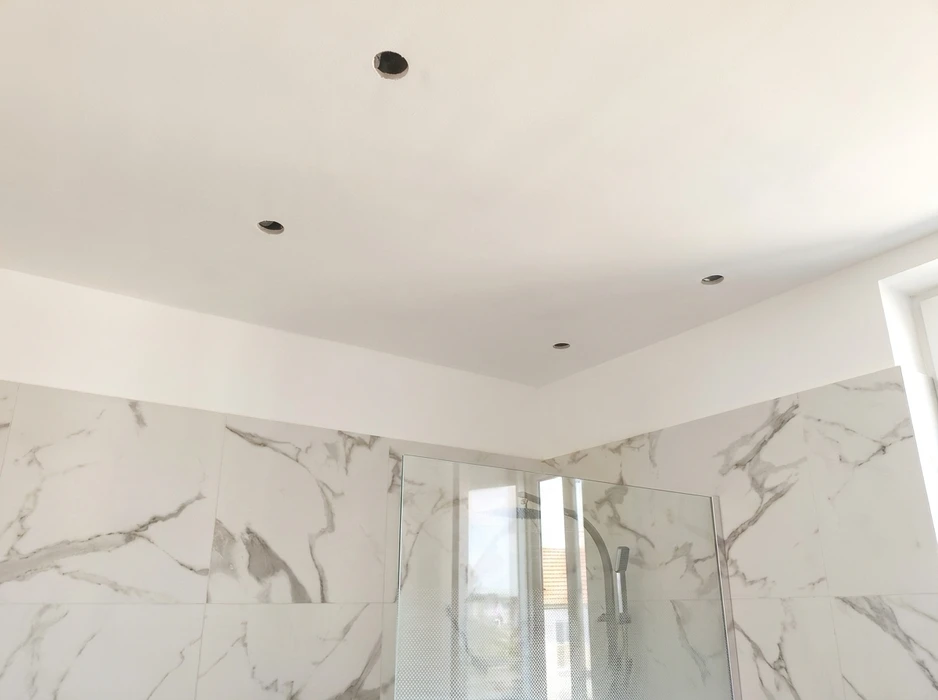 Salle de bain moderne avec douche à l'italienne