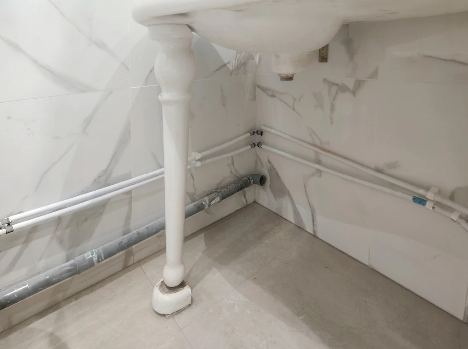 Salle de bain moderne avec douche à l'italienne
