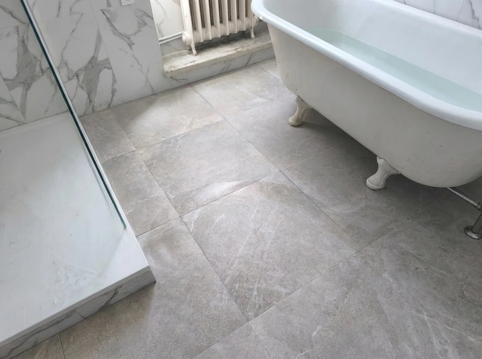 Salle de bain moderne avec douche à l'italienne, vasque ronde blanche sur plan de travail en bois, robinetterie noire mate