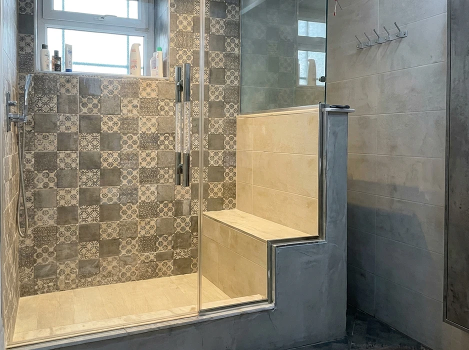 Douche à l'italienne spacieuse avec paroi en verre trempé et poignée chromée