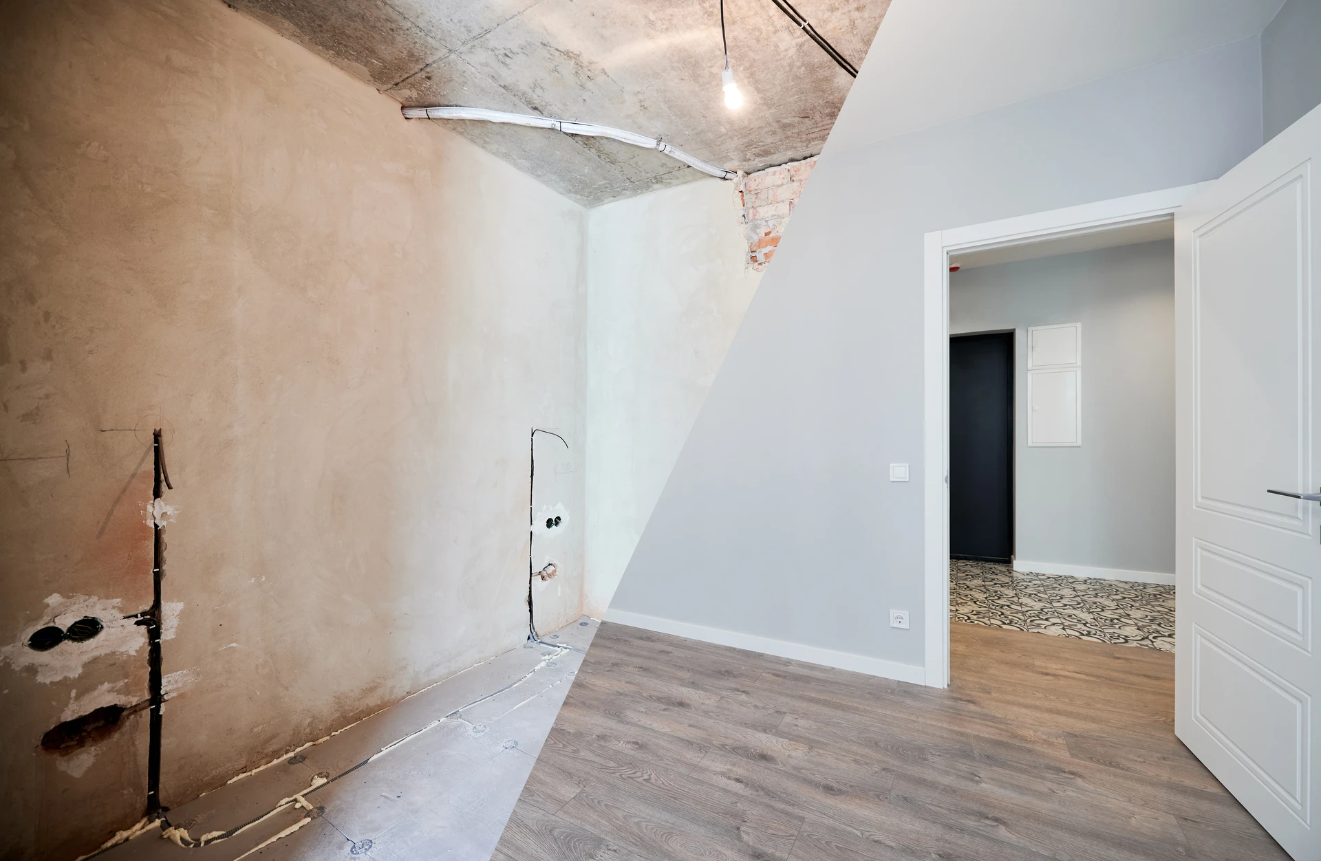Ouvrier plombier-chauffagiste en combinaison de travail installant un système de chauffage par le sol dans un bâtiment en construction